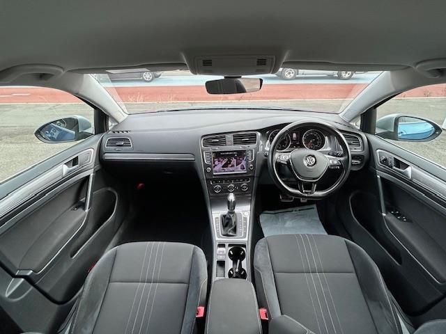 ゴルフオールトラック TSI 4モーション アップグレードパッケージ 4WD 衝突軽減ブレーキ 純正ナビ フルセグTV 前席シートヒーター ハンドルヒーター レーダークルーズ ビルトインETC 革巻きステアリング ルーフレール 純正17インチアルミホイール パドルシフト(3枚目)