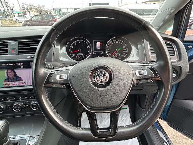 ゴルフオールトラック TSI 4モーション アップグレードパッケージ 4WD 衝突軽減ブレーキ 純正ナビ フルセグTV 前席シートヒーター ハンドルヒーター レーダークルーズ ビルトインETC 革巻きステアリング ルーフレール 純正17インチアルミホイール パドルシフト(4枚目)