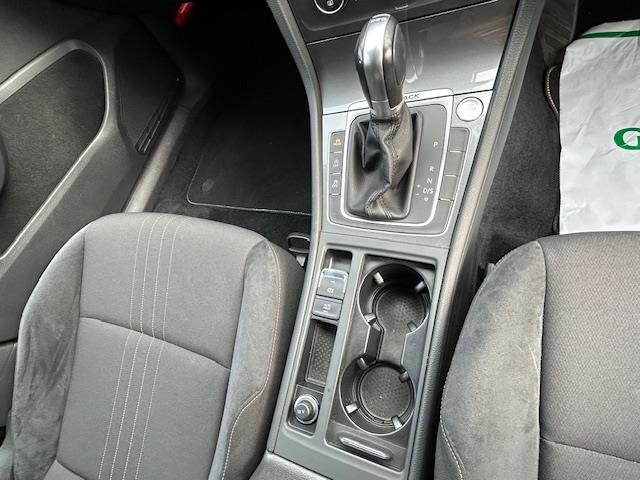 ゴルフオールトラック TSI 4モーション アップグレードパッケージ 4WD 衝突軽減ブレーキ 純正ナビ フルセグTV 前席シートヒーター ハンドルヒーター レーダークルーズ ビルトインETC 革巻きステアリング ルーフレール 純正17インチアルミホイール パドルシフト(5枚目)