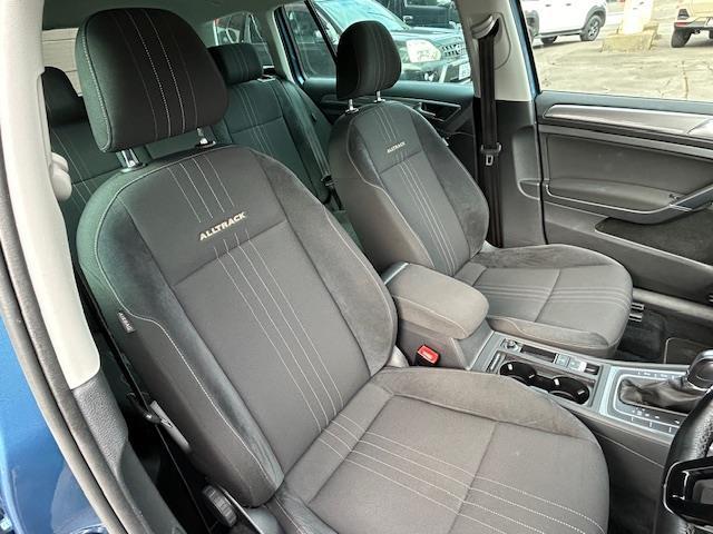 ゴルフオールトラック TSI 4モーション アップグレードパッケージ 4WD 衝突軽減ブレーキ 純正ナビ フルセグTV 前席シートヒーター ハンドルヒーター レーダークルーズ ビルトインETC 革巻きステアリング ルーフレール 純正17インチアルミホイール パドルシフト(6枚目)