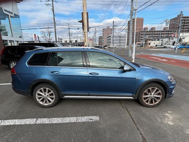 ゴルフオールトラック TSI 4モーション アップグレードパッケージ 4WD 衝突軽減ブレーキ 純正ナビ フルセグTV 前席シートヒーター ハンドルヒーター レーダークルーズ ビルトインETC 革巻きステアリング ルーフレール 純正17インチアルミホイール パドルシフト(10枚目)