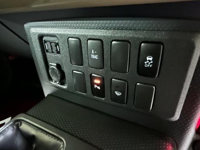 ＦＪクルーザー カラーパッケージ　リフトアップ　ＸＴＲＥＭＥ－Ｊ　　ＸＪ０３（フラットブラックスモーク）１７インチアルミホイール　ＴＯＹＯ　ＴＩＲＥＳ　ＯＰＥＮ　ＣＯＵＮＴＲＹ　Ｒ／Ｔ　ブラックアウト塗装　ナビ　バックカメラ　ＥＴＣ（4枚目）