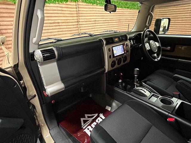 ＦＪクルーザー カラーパッケージ　リフトアップ　ＸＴＲＥＭＥ－Ｊ　　ＸＪ０３（フラットブラックスモーク）１７インチアルミホイール　ＴＯＹＯ　ＴＩＲＥＳ　ＯＰＥＮ　ＣＯＵＮＴＲＹ　Ｒ／Ｔ　ブラックアウト塗装　ナビ　バックカメラ　ＥＴＣ（22枚目）