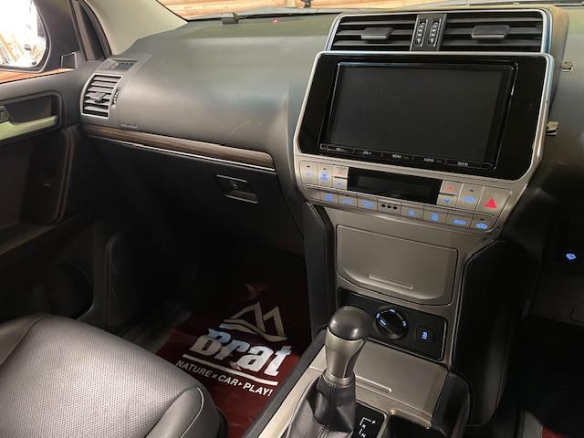 ランドクルーザープラド ＴＸ　Ｌパッケージ　ワンオーナー　黒革シート　純正ナビ　フルセグＴＶ　バックカメラ　前席電動シート　前席エアシート　純正１７インチアルミホイール　ガナドール２本出しマフラー　ウッドコンビステア　ＬＥＤヘッドライト　ＥＴＣ（17枚目）