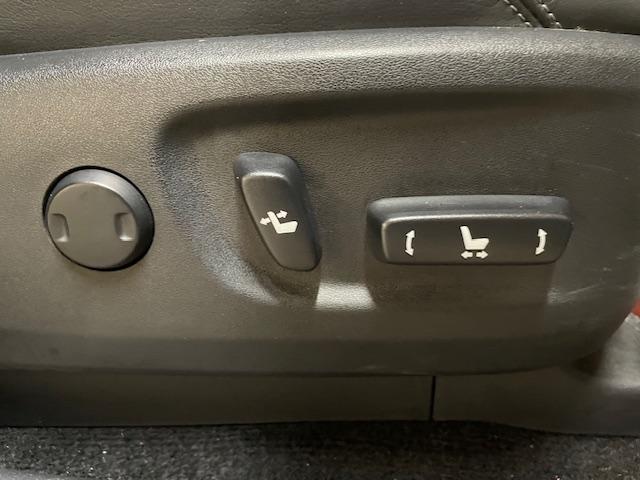 ランドクルーザープラド ＴＸ　Ｌパッケージ　ワンオーナー　黒革シート　純正ナビ　フルセグＴＶ　バックカメラ　前席電動シート　前席エアシート　純正１７インチアルミホイール　ガナドール２本出しマフラー　ウッドコンビステア　ＬＥＤヘッドライト　ＥＴＣ（20枚目）