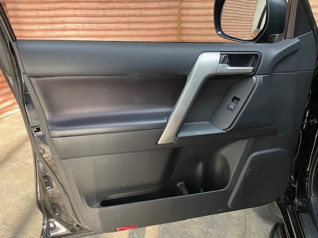 ランドクルーザープラド ＴＸ　Ｌパッケージ　ワンオーナー　黒革シート　純正ナビ　フルセグＴＶ　バックカメラ　前席電動シート　前席エアシート　純正１７インチアルミホイール　ガナドール２本出しマフラー　ウッドコンビステア　ＬＥＤヘッドライト　ＥＴＣ（23枚目）