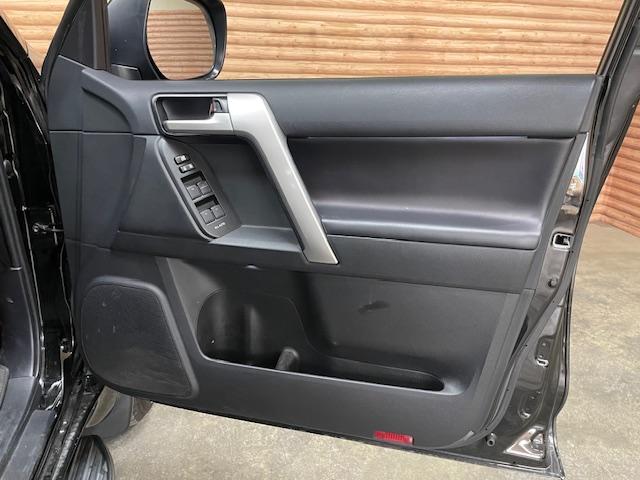 ランドクルーザープラド ＴＸ　Ｌパッケージ　ワンオーナー　黒革シート　純正ナビ　フルセグＴＶ　バックカメラ　前席電動シート　前席エアシート　純正１７インチアルミホイール　ガナドール２本出しマフラー　ウッドコンビステア　ＬＥＤヘッドライト　ＥＴＣ（24枚目）