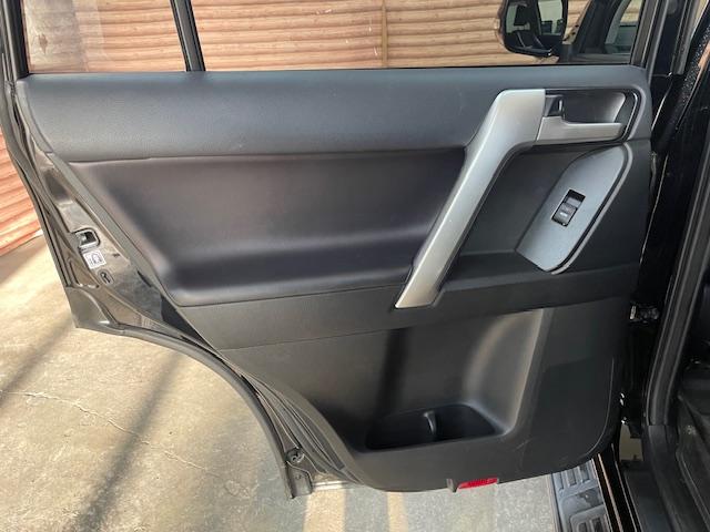 ランドクルーザープラド ＴＸ　Ｌパッケージ　ワンオーナー　黒革シート　純正ナビ　フルセグＴＶ　バックカメラ　前席電動シート　前席エアシート　純正１７インチアルミホイール　ガナドール２本出しマフラー　ウッドコンビステア　ＬＥＤヘッドライト　ＥＴＣ（25枚目）