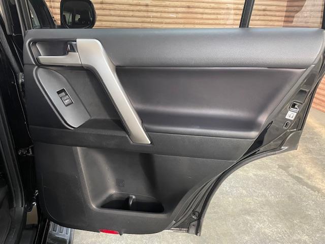 ランドクルーザープラド ＴＸ　Ｌパッケージ　ワンオーナー　黒革シート　純正ナビ　フルセグＴＶ　バックカメラ　前席電動シート　前席エアシート　純正１７インチアルミホイール　ガナドール２本出しマフラー　ウッドコンビステア　ＬＥＤヘッドライト　ＥＴＣ（26枚目）