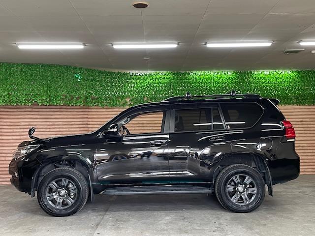 ランドクルーザープラド ＴＸ　Ｌパッケージ　ワンオーナー　黒革シート　純正ナビ　フルセグＴＶ　バックカメラ　前席電動シート　前席エアシート　純正１７インチアルミホイール　ガナドール２本出しマフラー　ウッドコンビステア　ＬＥＤヘッドライト　ＥＴＣ（56枚目）