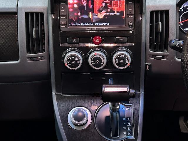 デリカＤ：５ Ｇ　プレミアム　４ＷＤ　リフトアップ　純正ナビ　バックカメラ　ＭＫＷ１６インチアルミホイール　ジオランダー　オーバーフェンダー　ガナドール２本出しマフラー　前席シートヒーター　デジタルインナーミラー　両側電動スライド（4枚目）