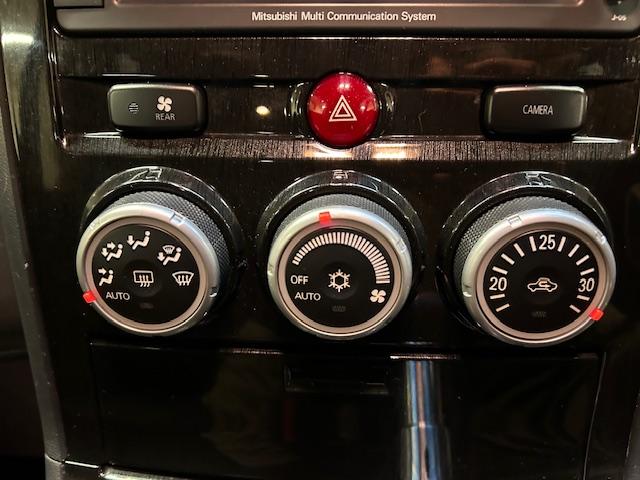 デリカＤ：５ Ｇ　プレミアム　４ＷＤ　リフトアップ　純正ナビ　バックカメラ　ＭＫＷ１６インチアルミホイール　ジオランダー　オーバーフェンダー　ガナドール２本出しマフラー　前席シートヒーター　デジタルインナーミラー　両側電動スライド（9枚目）