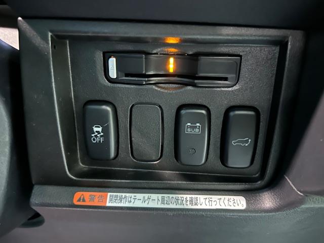 デリカＤ：５ Ｇ　プレミアム　４ＷＤ　リフトアップ　純正ナビ　バックカメラ　ＭＫＷ１６インチアルミホイール　ジオランダー　オーバーフェンダー　ガナドール２本出しマフラー　前席シートヒーター　デジタルインナーミラー　両側電動スライド（12枚目）