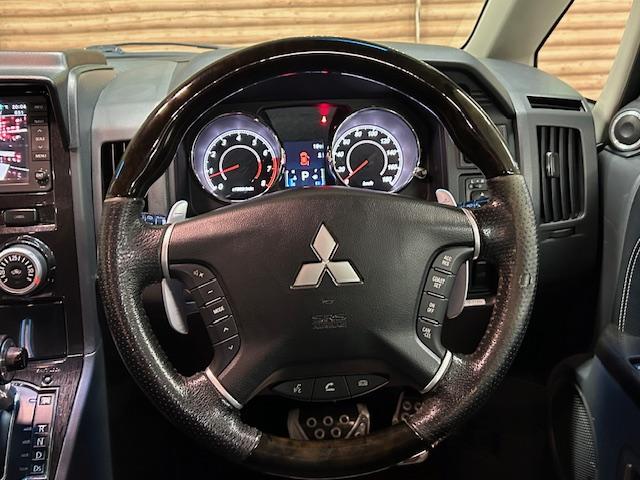 デリカＤ：５ Ｇ　プレミアム　４ＷＤ　リフトアップ　純正ナビ　バックカメラ　ＭＫＷ１６インチアルミホイール　ジオランダー　オーバーフェンダー　ガナドール２本出しマフラー　前席シートヒーター　デジタルインナーミラー　両側電動スライド（19枚目）