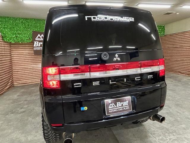 デリカＤ：５ Ｇ　プレミアム　４ＷＤ　リフトアップ　純正ナビ　バックカメラ　ＭＫＷ１６インチアルミホイール　ジオランダー　オーバーフェンダー　ガナドール２本出しマフラー　前席シートヒーター　デジタルインナーミラー　両側電動スライド（68枚目）