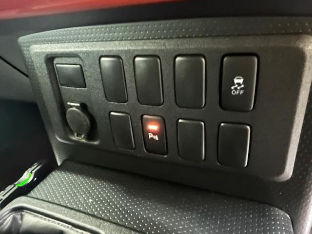 ＦＪクルーザー カラーパッケージ　４ＷＤ　純正ナビ　フルセグｔＶ　バックカメラ　ドライブレコーダー　コーナーセンサー　クルーズコントロール　キーレス　フォグランプ　ＥＴＣ　サイド、カーテンエアバッグ（7枚目）