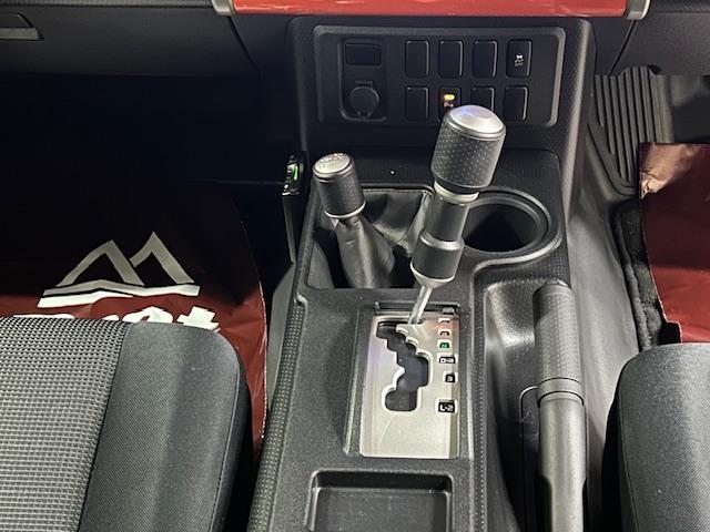 ＦＪクルーザー カラーパッケージ　４ＷＤ　純正ナビ　フルセグｔＶ　バックカメラ　ドライブレコーダー　コーナーセンサー　クルーズコントロール　キーレス　フォグランプ　ＥＴＣ　サイド、カーテンエアバッグ（8枚目）