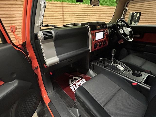 ＦＪクルーザー カラーパッケージ　４ＷＤ　純正ナビ　フルセグｔＶ　バックカメラ　ドライブレコーダー　コーナーセンサー　クルーズコントロール　キーレス　フォグランプ　ＥＴＣ　サイド、カーテンエアバッグ（28枚目）