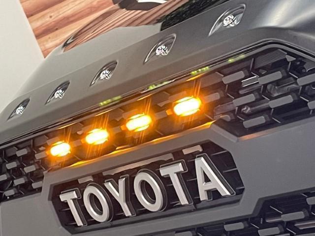 ＲＡＶ４ アドベンチャー　リフトアップ　ＴＯＹＯＴＡロゴグリル　マッドヴァンスホイール　ＴＯＹＯオープンカントリーＲ／Ｔ　フロントカメラ　ノーズカバー　レザーシート　純正ナビ　純正フロアマット（9枚目）