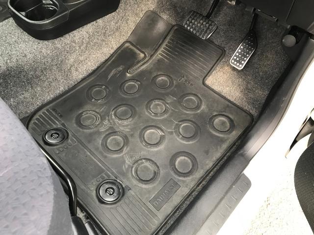 運転席フロアをご覧ください。