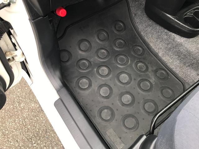 助手席フロアをご覧ください。