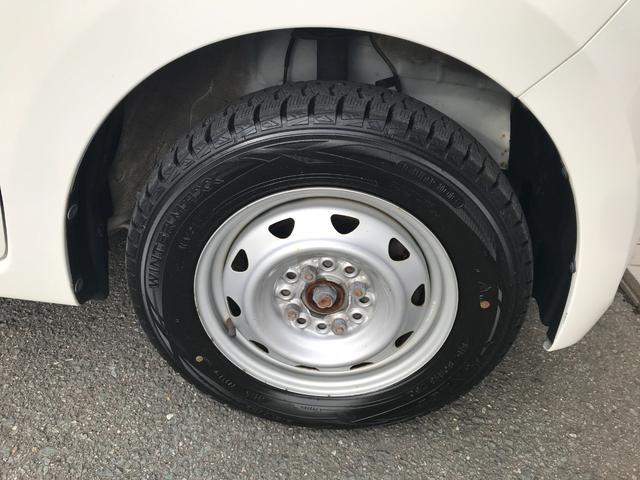 タイヤをご覧ください。映像はフロント右です。スタッドレスタイヤ装着です。サマータイヤは無いです。