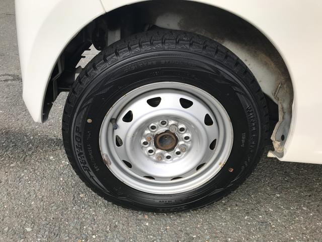 タイヤをご覧ください。映像はリア右です。スタッドレスタイヤ装着です。サマータイヤは無いです。