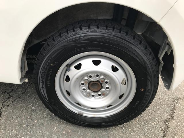 タイヤをご覧ください。映像はりア左です。スタッドレスタイヤ装着です。サマータイヤは無いです。