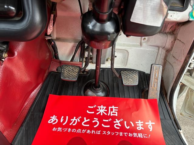 サンバートラック 　４ＷＤ　４速マニュアル車　三方開　最大積載量３５０ｋｇ　修復歴無し（19枚目）