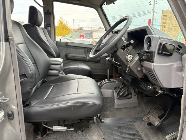 ランドクルーザー７０ ＺＸ　色替車　社外ナビ　フルセグＴＶ　バックカメラ　ＥＴＣ　社外キーレス　シートカバー　タイミングベルト交換歴有（17枚目）