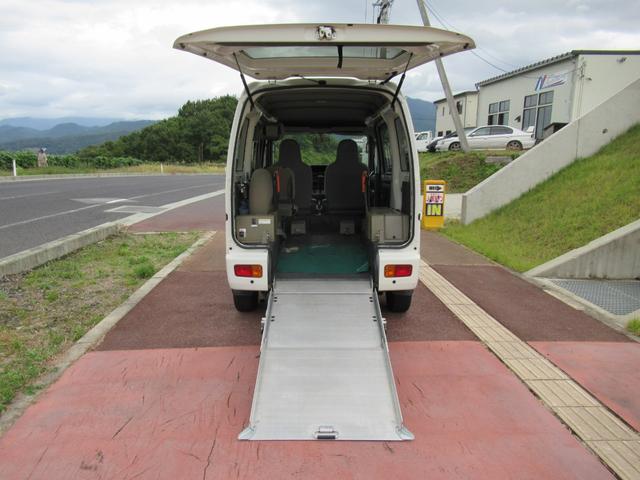 ハイゼットカーゴ 　スローパー（リアシートレス）折りたたみ補助シート付　福祉車両　車いす１台乗車　切替４ＷＤ　４速オートマ　キーレス　スローパー取扱説明書　後付けコーナーセンサー（33枚目）