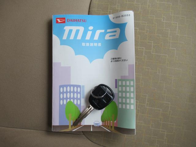 ミラアヴィ X 4WD 5速マニュアル キーレス CD/MDデッキ オートエアコン フロントフォグランプ 純正アルミホイール 車両取扱説明書(12枚目)