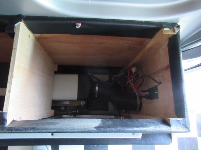 NV350キャラバンバン スーパーロングワイドDXターボ 切替4WD ターボ ワイドロングハイルーフ 事務室車 8ナンバー ヒッチメンバー 950申請済み ルーフキャリア(鍵付き) 後付け電動格納ミラー 後付け熱線スイッチ FFヒーター(リモコン付き)(17枚目)