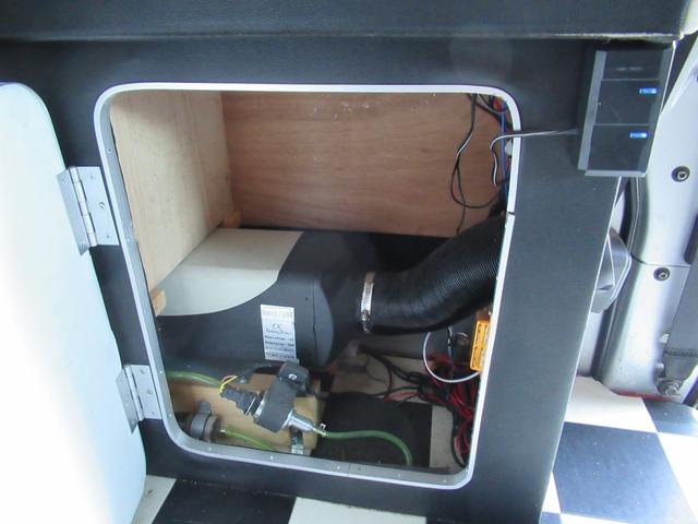 NV350キャラバンバン スーパーロングワイドDXターボ 切替4WD ターボ ワイドロングハイルーフ 事務室車 8ナンバー ヒッチメンバー 950申請済み ルーフキャリア(鍵付き) 後付け電動格納ミラー 後付け熱線スイッチ FFヒーター(リモコン付き)(22枚目)