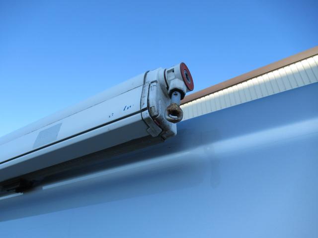 NV350キャラバンバン スーパーロングワイドDXターボ 切替4WD ターボ ワイドロングハイルーフ 事務室車 8ナンバー ヒッチメンバー 950申請済み ルーフキャリア(鍵付き) 後付け電動格納ミラー 後付け熱線スイッチ FFヒーター(リモコン付き)(47枚目)