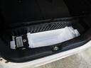 スペアタイヤレスにつき応急パンク修理キットを荷室床下に搭載しております