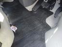 足もとには純正ゴムマットが装着済み