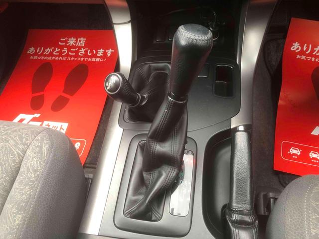 必ず使用するシフトレバー。確りと確認したいですね。