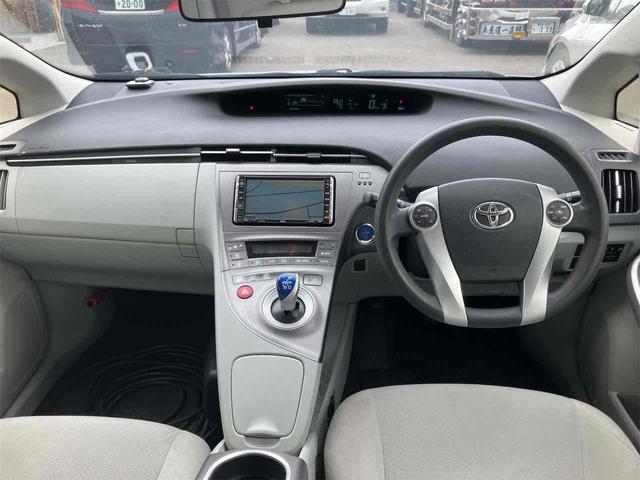 プリウス Ｓ　バックカメラ　ナビ　アルミホイール　オートライト　ＣＶＴ　スマートキー　電動格納ミラー　ＣＤ　ＤＶＤ再生　ミュージックプレイヤー接続可　ＡＢＳ　ＥＳＣ　寒冷地仕様　エンジンスターター（2枚目）