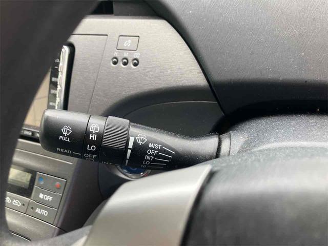 プリウス Ｓ　バックカメラ　ナビ　アルミホイール　オートライト　ＣＶＴ　スマートキー　電動格納ミラー　ＣＤ　ＤＶＤ再生　ミュージックプレイヤー接続可　ＡＢＳ　ＥＳＣ　寒冷地仕様　エンジンスターター（8枚目）