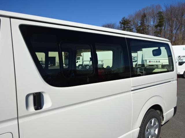 レジアスエースバン 　【Ｔ７１８８】Ｒ２年式　５ドア　ガソリン　２ＷＤ　実走行９．３万ＫＭ　ＴＳＳ　乗車定員３（６）人　ＴＶ　基本装備　運転席ＳＲＳエアバッグ　ＡＢＳ　ナビ　バックカメラ　ＥＴＣ（11枚目）