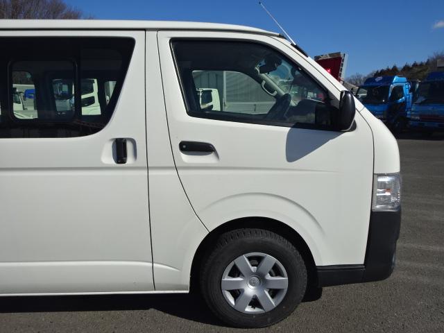 レジアスエースバン 　【Ｔ７１８８】Ｒ２年式　５ドア　ガソリン　２ＷＤ　実走行９．３万ＫＭ　ＴＳＳ　乗車定員３（６）人　ＴＶ　基本装備　運転席ＳＲＳエアバッグ　ＡＢＳ　ナビ　バックカメラ　ＥＴＣ（48枚目）