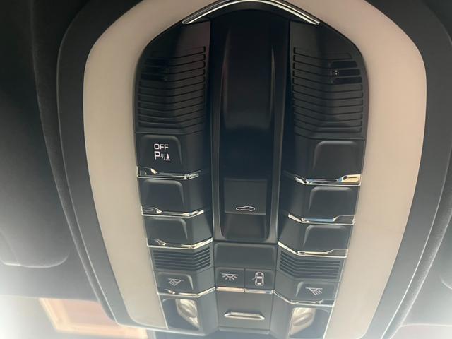 パナメーラ GTS ★車検令和8年9月★4WD★ナビ★テレビ★バックカメラ★電動式パーキングブレーキ★エアサスペンション★ブレーキキャリパー★ガラスサンルーフ★本革シート★全席シートヒーター★全周囲カメラ★(28枚目)