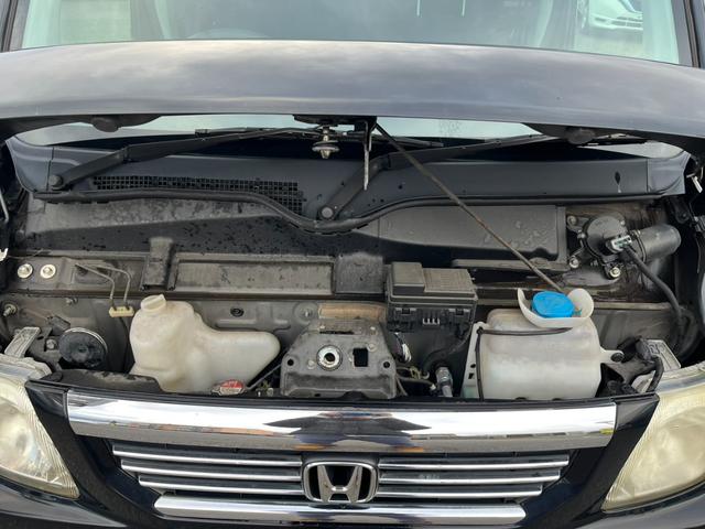 【エンジンルーム】エンジンルームはエンジンだけでなく、エンジンを動作させるためのさまざまな部品も多い部分です。定期的に清掃すればエンジンがスムーズに動作して燃費効率も上がり、トラブル防止にもなります。