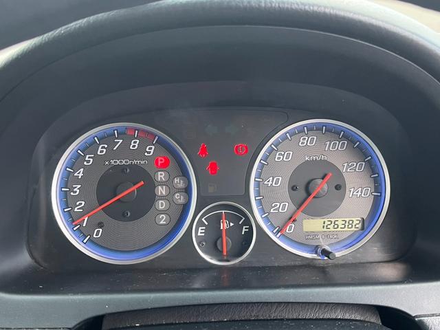 【ディスプレイ】現在の速度や走行情報をデジタル表示で運転席前方のガラスに投影！！　運転中、目線をずらす事無く、必要な情報を確認できるので便利で安心です！