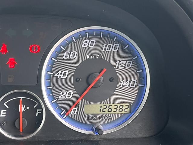 【ディスプレイ】現在の速度や走行情報をデジタル表示で運転席前方のガラスに投影！！　運転中、目線をずらす事無く、必要な情報を確認できるので便利で安心です！