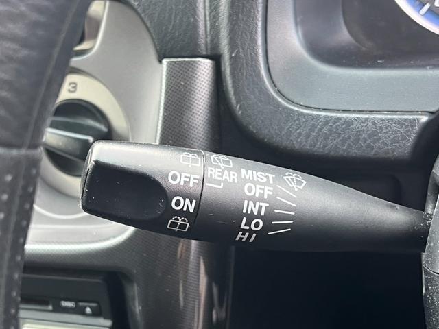 【ワイパーレバー】ガラス面に密着して雨などの水分を拭き取るワイパー操作が行えます。