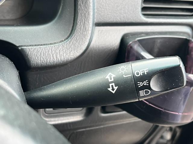 【ライト】トンネルや夜道を安全に運転するためのライトの操作が行えます