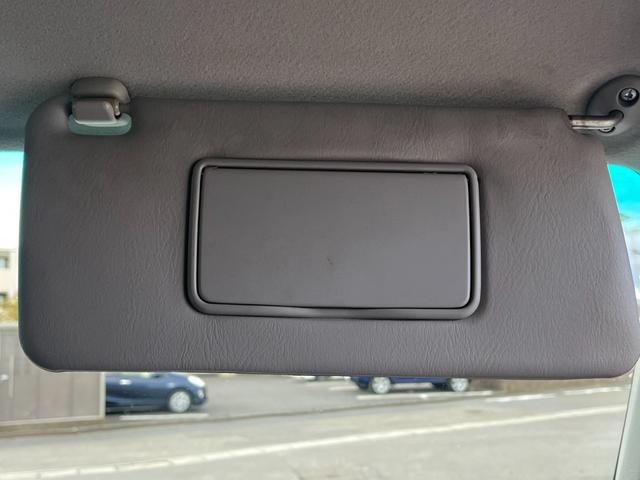 【サンバイザー】直射日光や対向車のライト、雪や雨の反射などから運転手の目を守り、安全な運転をサポートします。