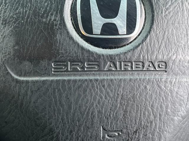 【運転席エアバック】車が一定の強い衝撃を受けたときに膨らみ、乗員がハンドルやダッシュボードなどにぶつかって重大な傷害を負うのを避けられるように、頭部や胸部への衝撃をやわらげる安全装置があります。